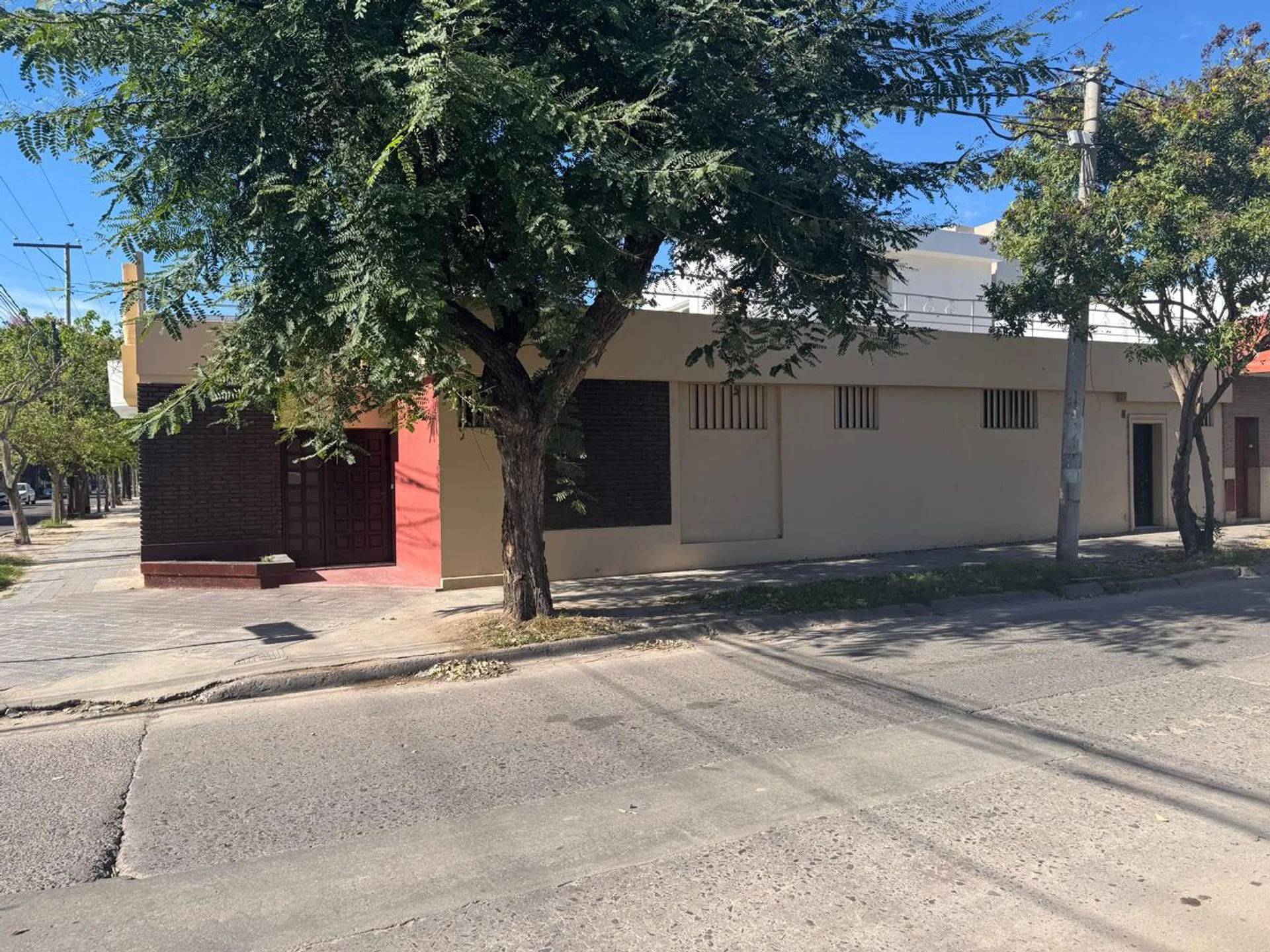 VENTA CASA ESQUINA CON POTENCIAL, TERRAZA Y ASADOR foto 3