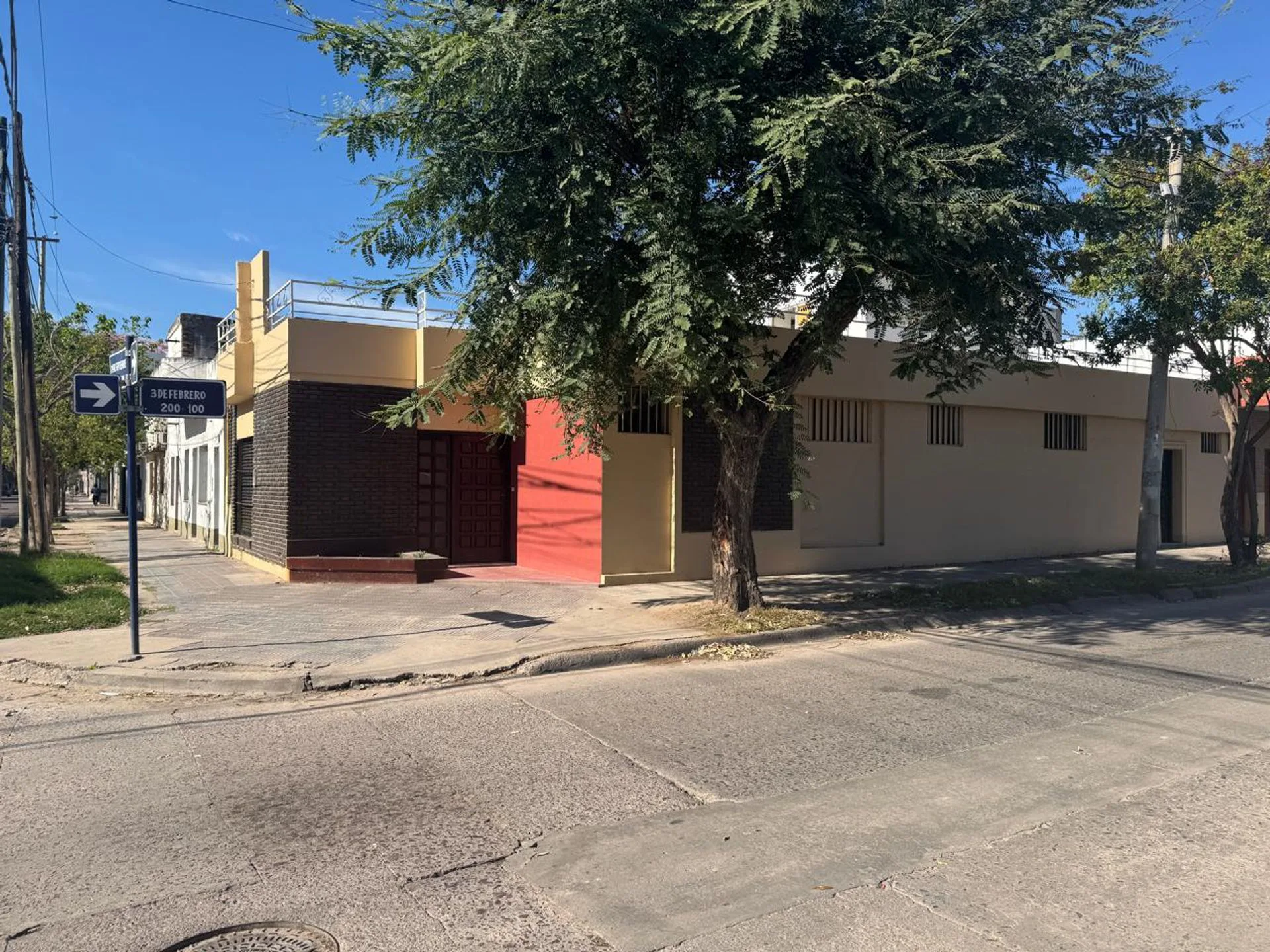 VENTA CASA ESQUINA CON POTENCIAL, TERRAZA Y ASADOR foto 4