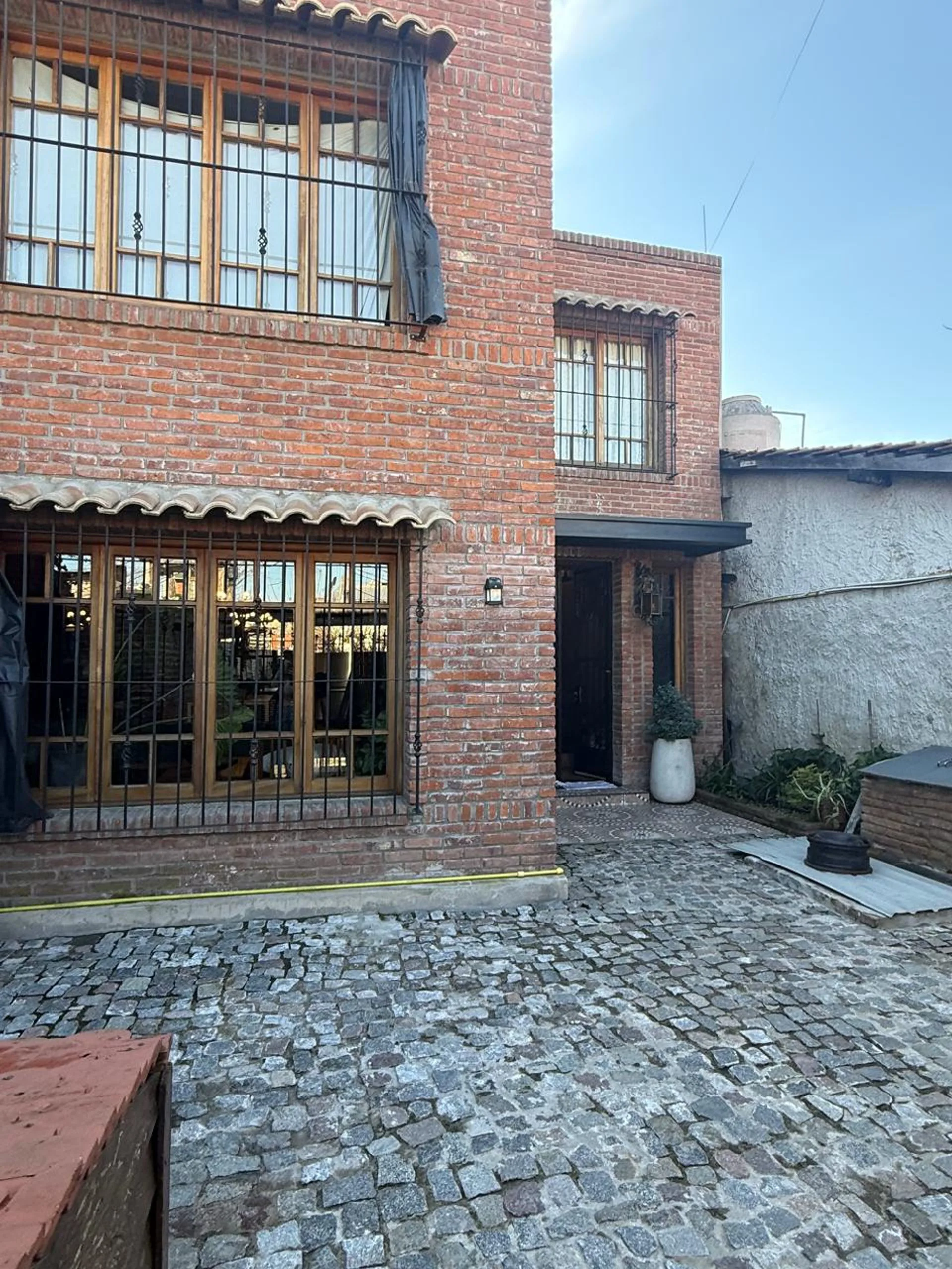 OPORTUNIDAD DOS CASAS INGNIERO BUDGE 5 DORMITORIOS foto 4