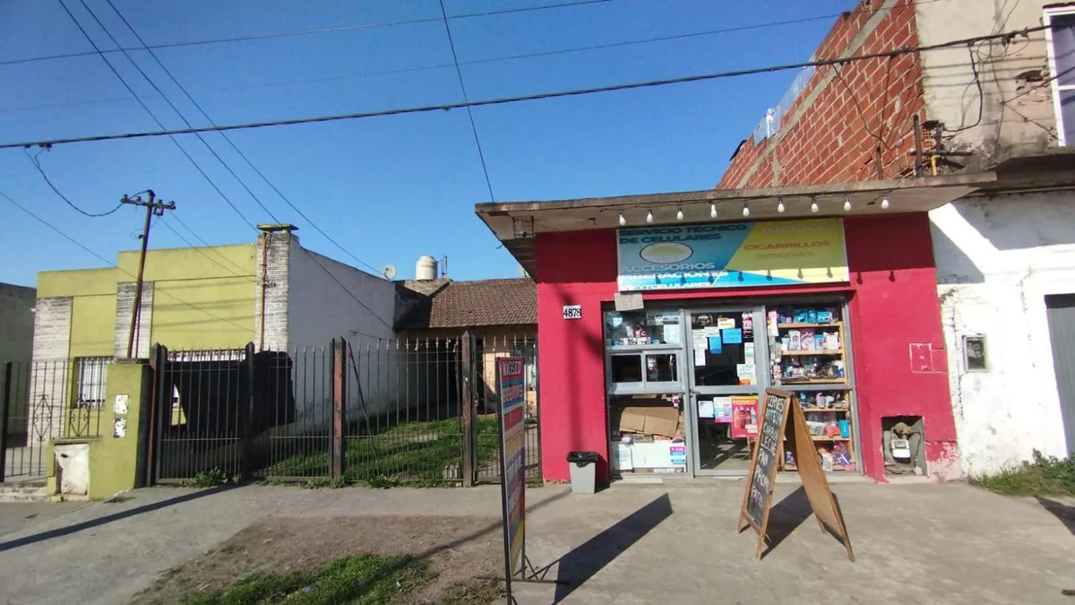 CASA 2 DORMITORIOS EN VENTA LA PLATA A REFACCIONAR foto 2