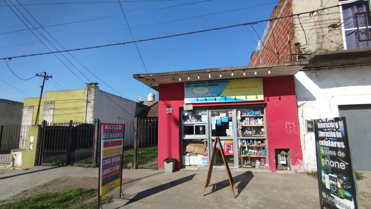 CASA 2 DORMITORIOS EN VENTA LA PLATA A REFACCIONAR foto 3