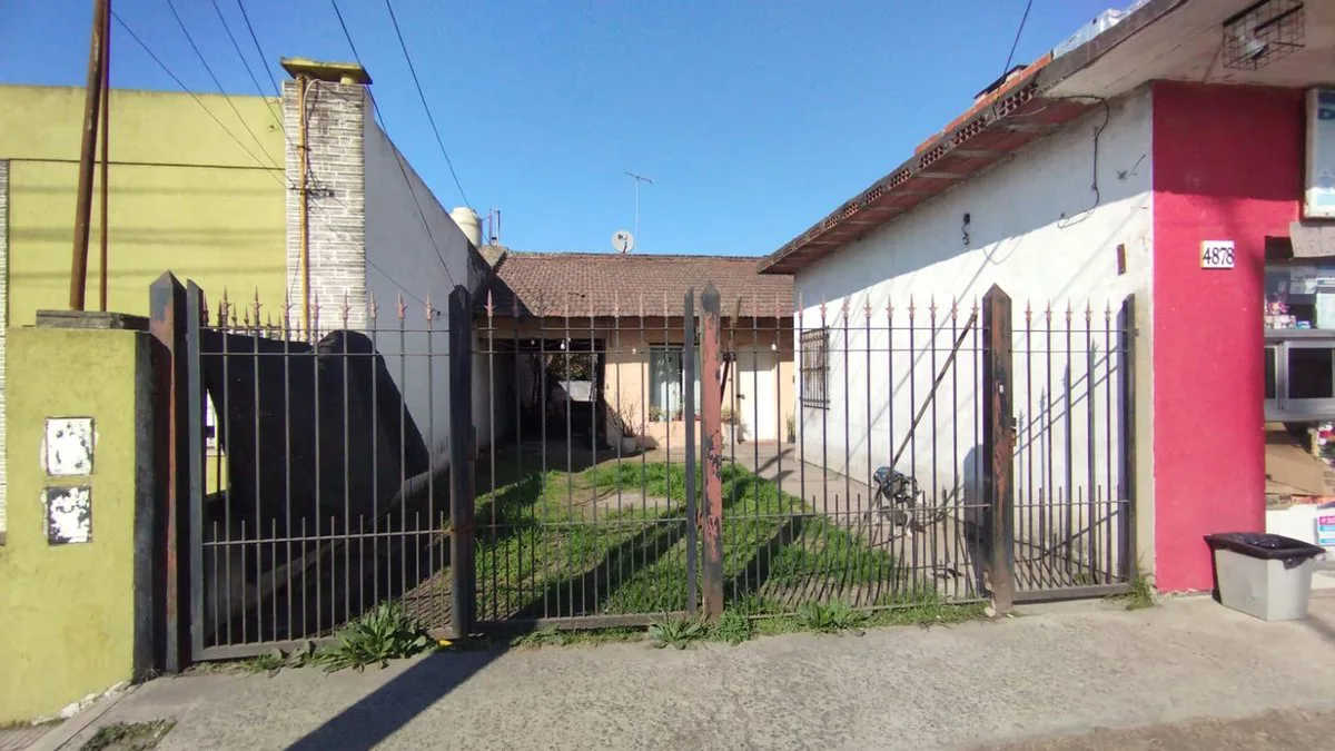 CASA 2 DORMITORIOS EN VENTA LA PLATA A REFACCIONAR foto 4