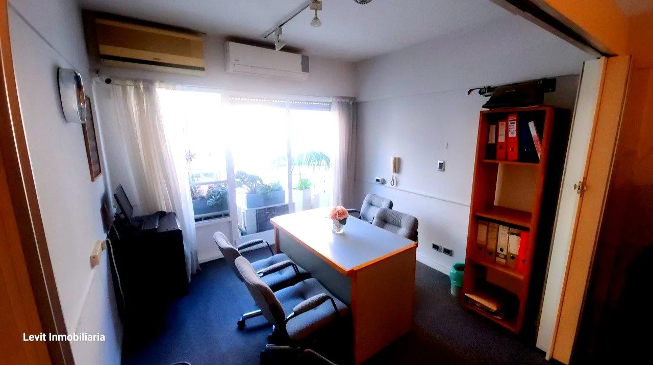 VENTA Vivienda/Oficina 5 AMB con Cochera Grande Balcón al Frente foto 2