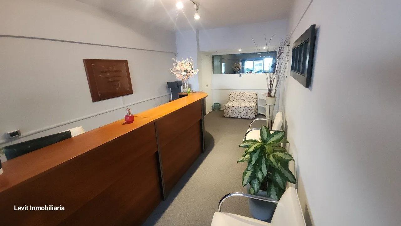 VENTA Vivienda/Oficina 5 AMB con Cochera Grande Balcón al Frente foto 3