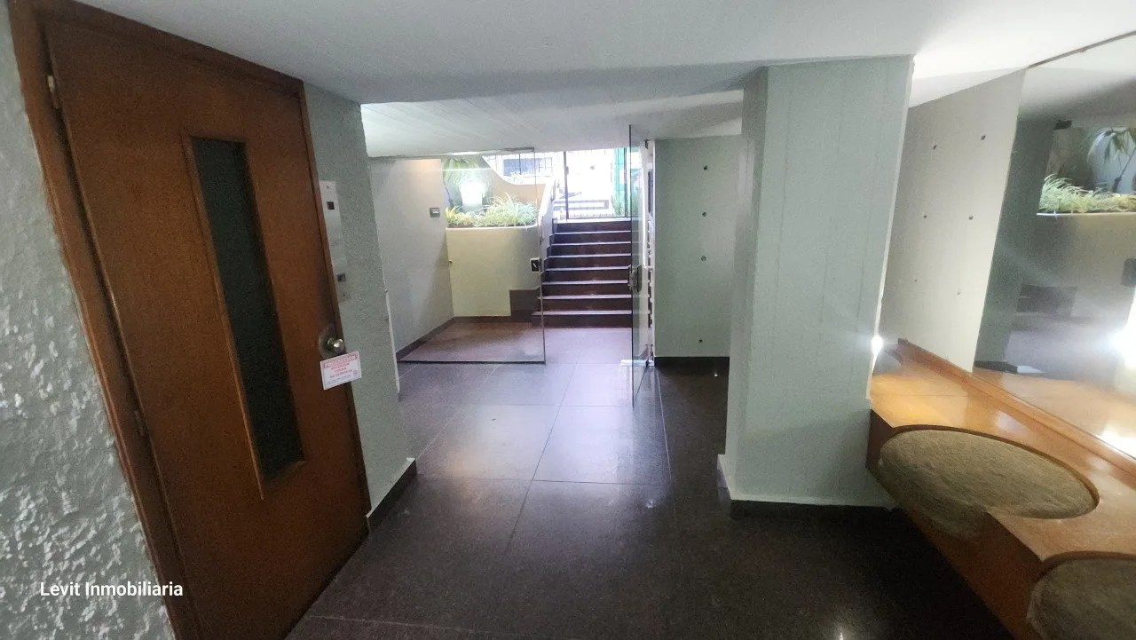VENTA Vivienda/Oficina 5 AMB con Cochera Grande Balcón al Frente foto 4