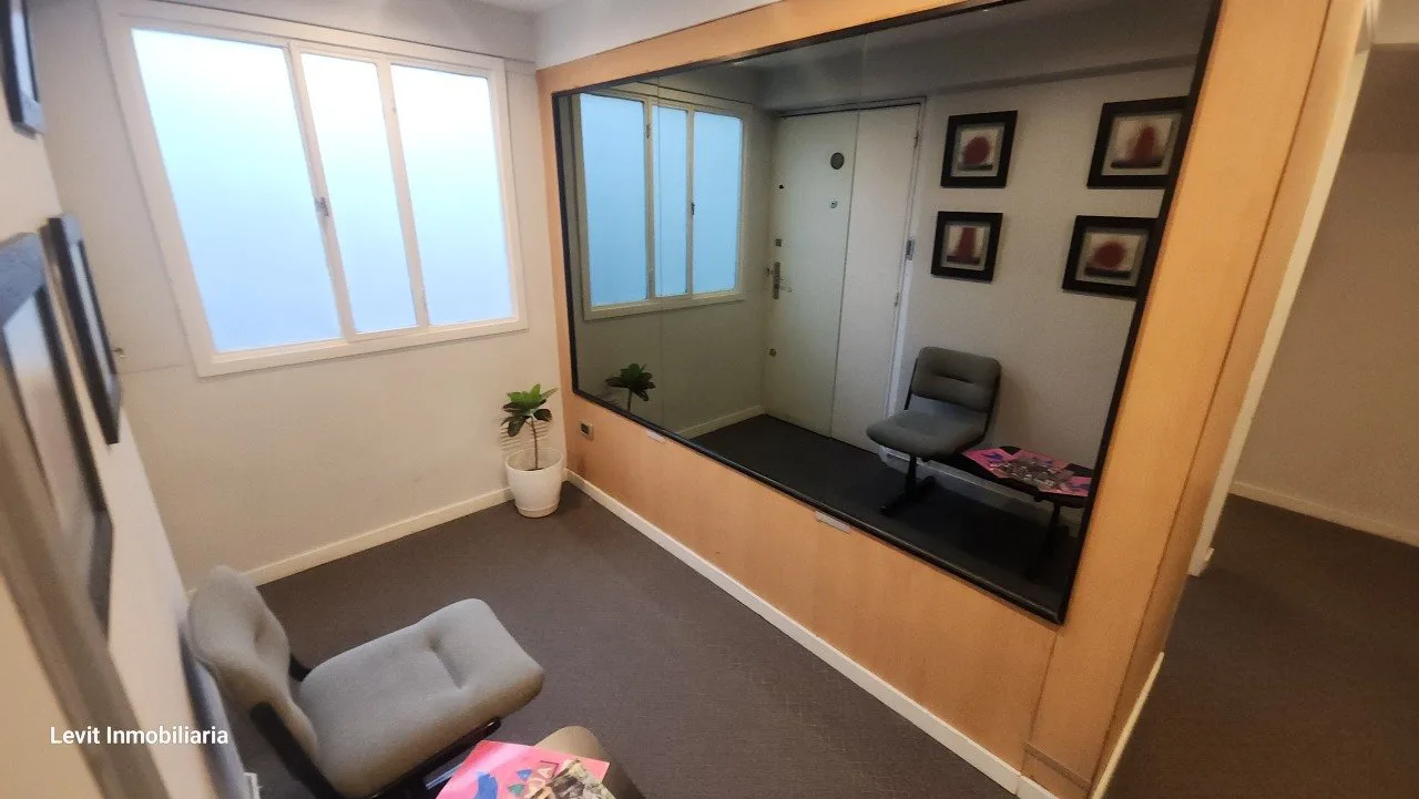 VENTA Vivienda/Oficina 5 AMB con Cochera Grande Balcón al Frente foto 5