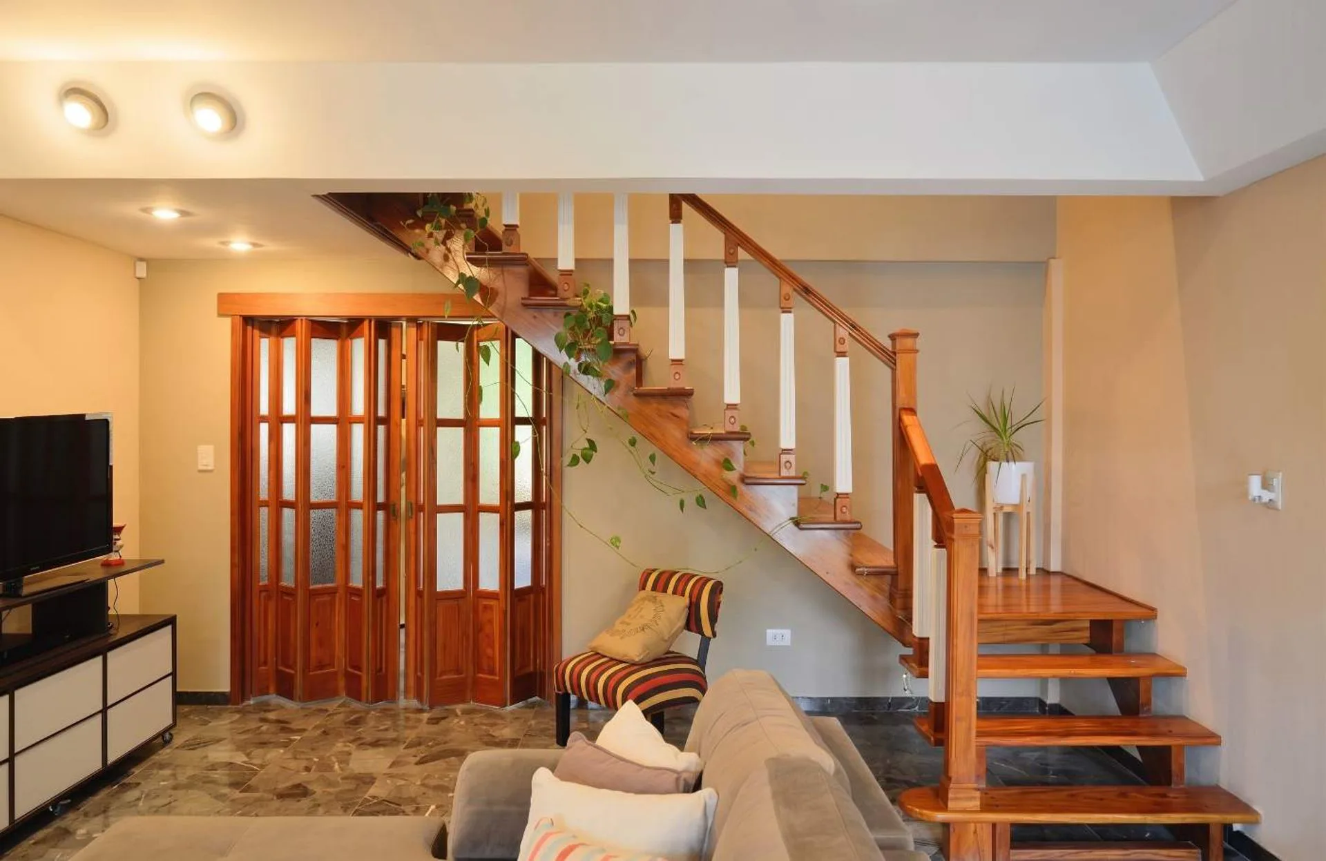 VENTA CASA 5 AMB, JARDIN Y QUINCHO ACEPTA PERMUTA foto 5