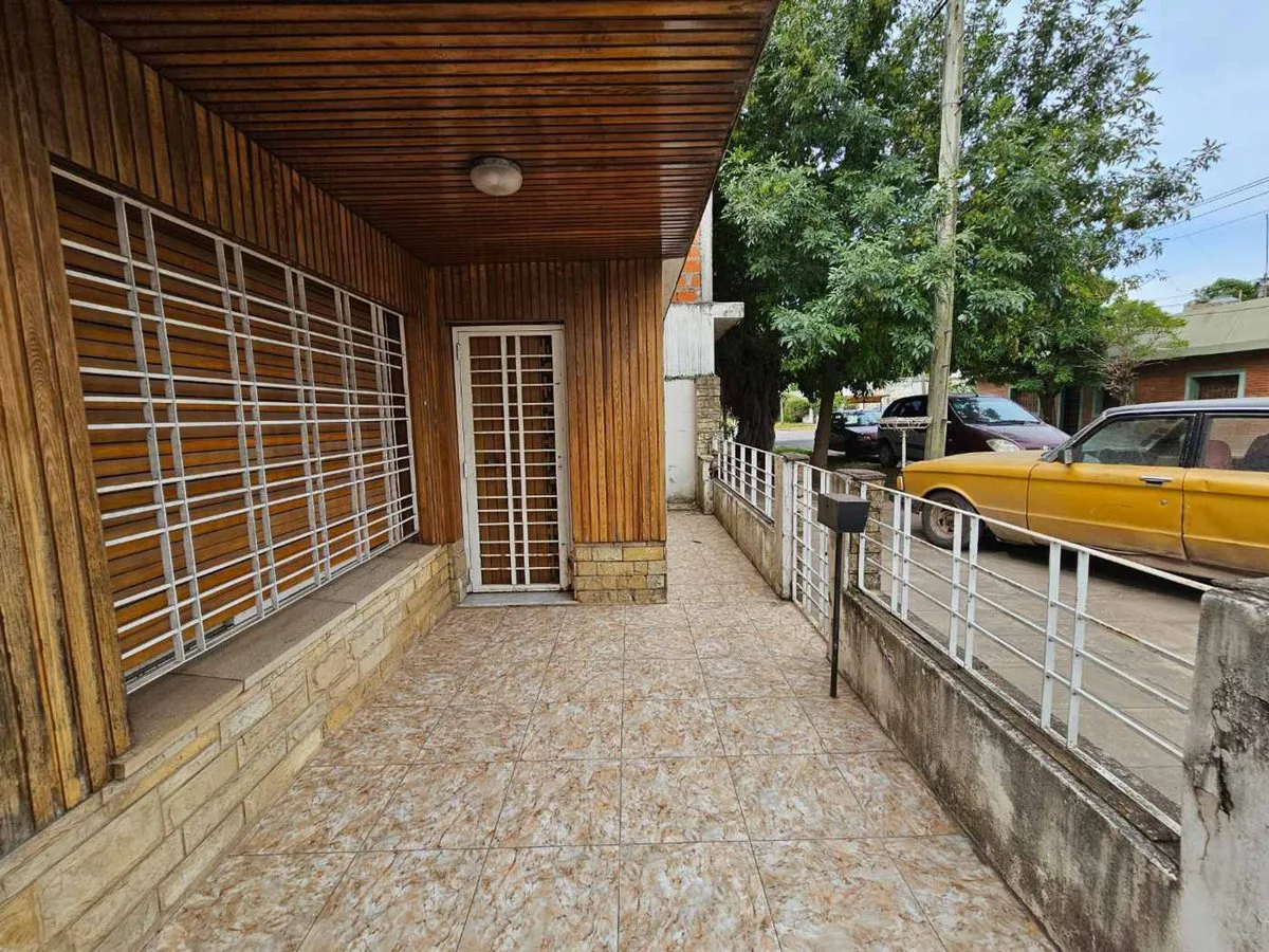 VENTA CASA 4 AMBIENTES MERLO CON JARDIN Y COCHERA foto 3
