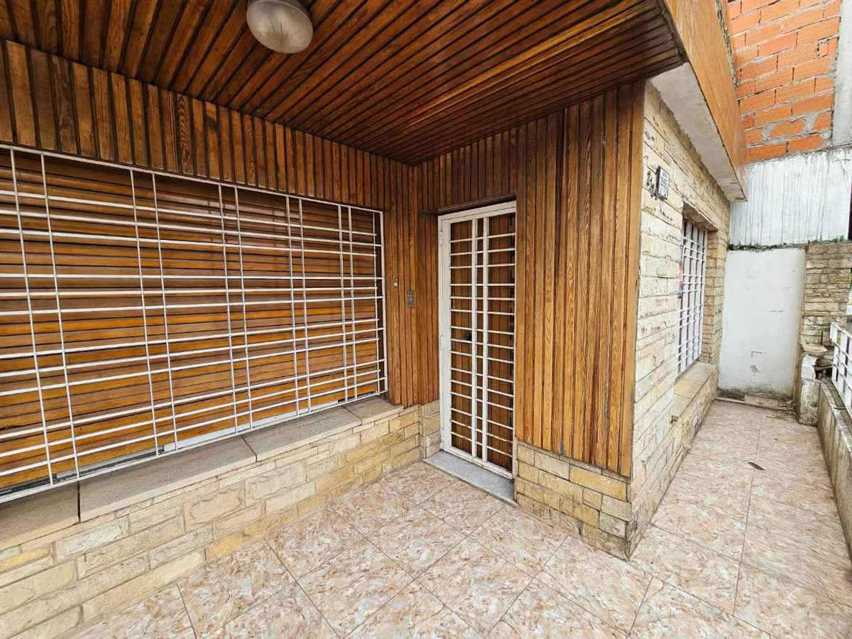 VENTA CASA 4 AMBIENTES MERLO CON JARDIN Y COCHERA foto 4