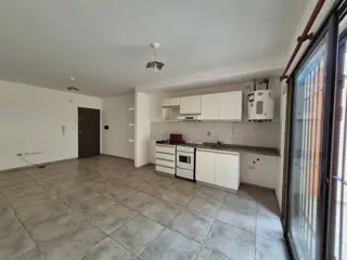 HERMOSO DEPTO MUY AMPLIO CON PATIO PROPIO DE 37 M2 ALTO ALBERDI foto 4