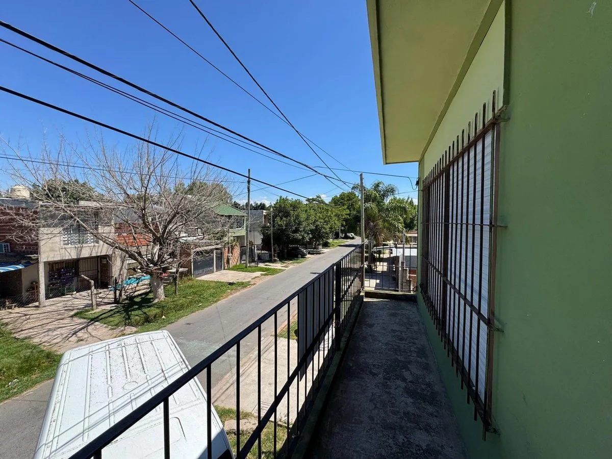 VENTA CASA CON LOCALES GARIN OPORTUNIDAD foto 2