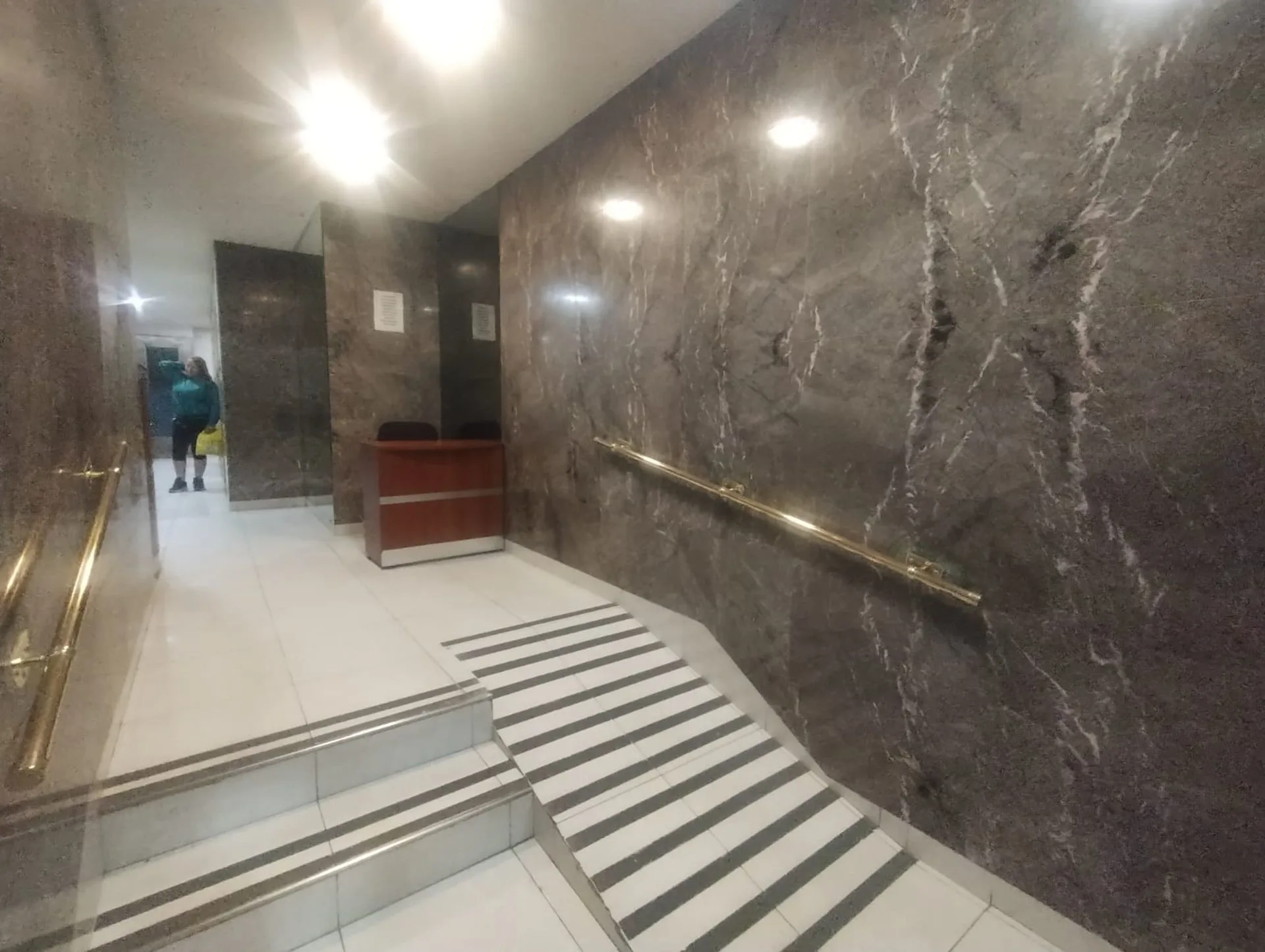 ALQUILER OFICINA EN MICROCENTRO DIFERENTES USOS foto 2