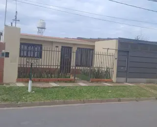 casa de cuatro dormitorios dos baños piscina quincho parrillagarajeparados vehículos foto 1