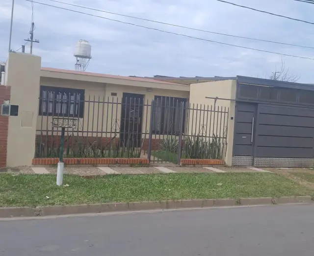 casa de cuatro dormitorios dos baños piscina quincho parrillagarajeparados vehículos
