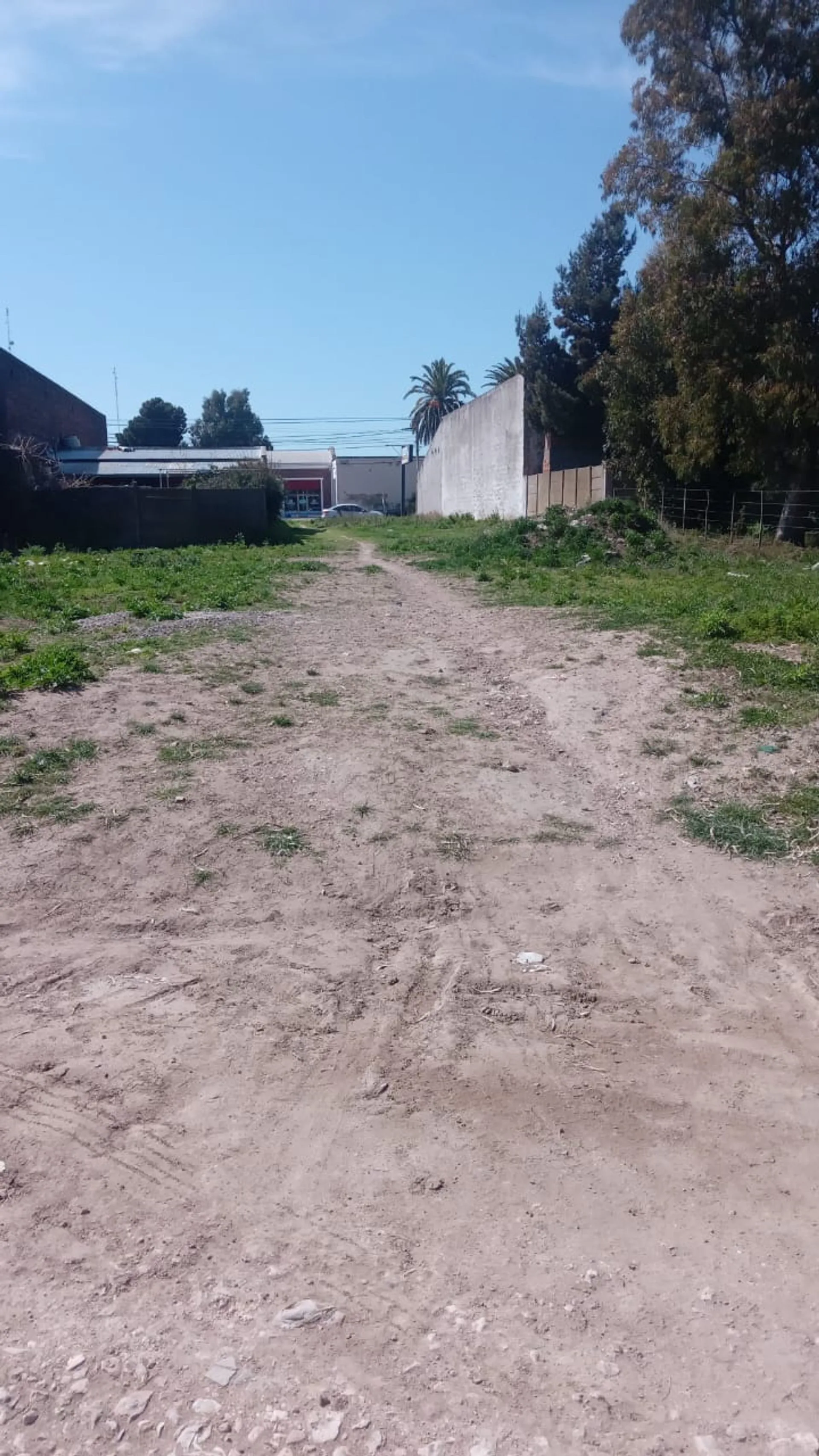 Terreno en venta con acceso a dos calles foto 2