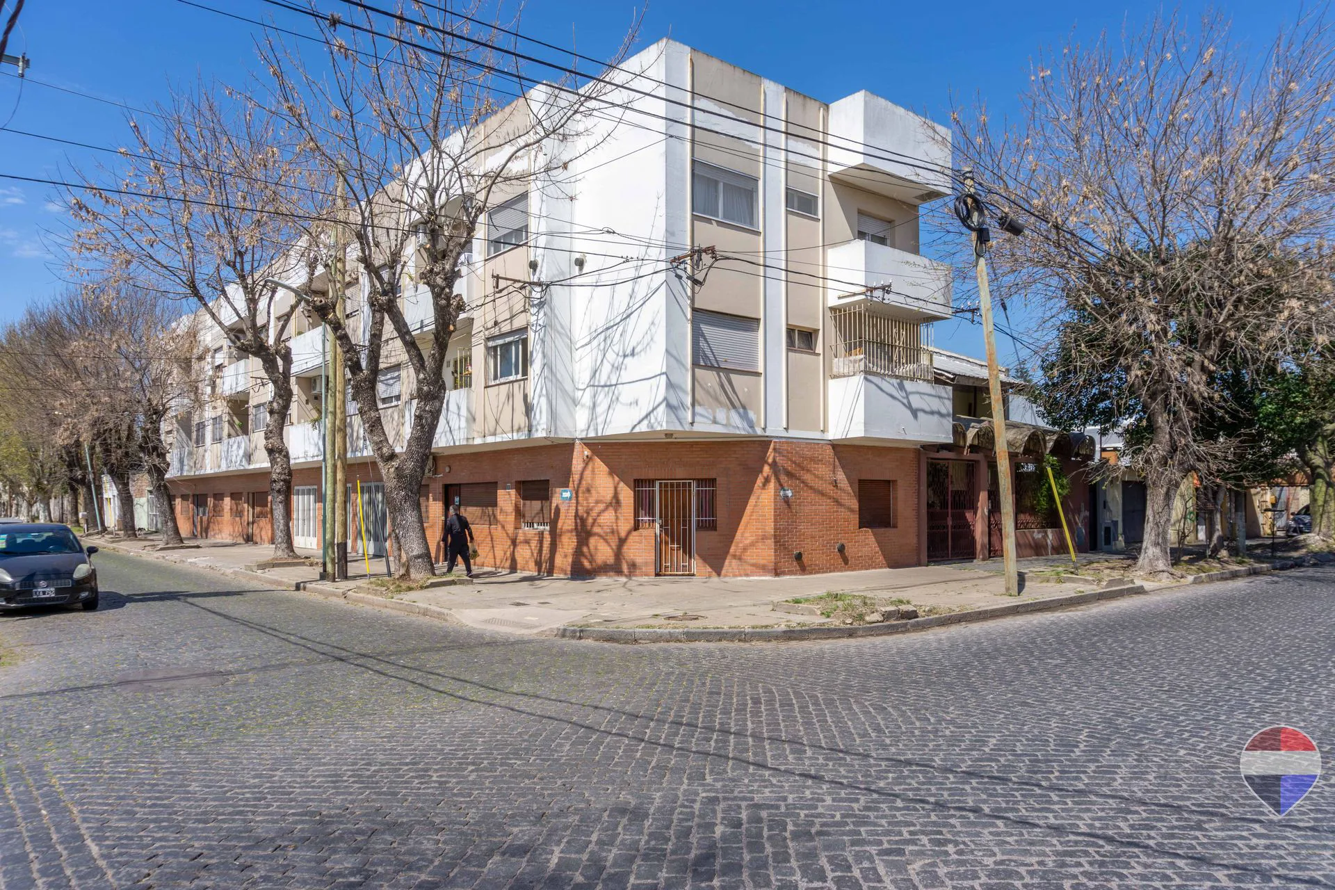 Departamento 3 Dormitorios Venta La Plata Cochera foto 2