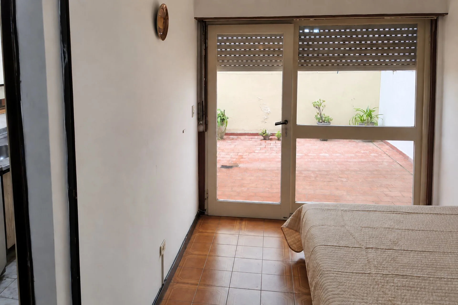 VENTA DEPARTAMENTO MONOAMBIENTE CON PATIO CENTRO foto 3