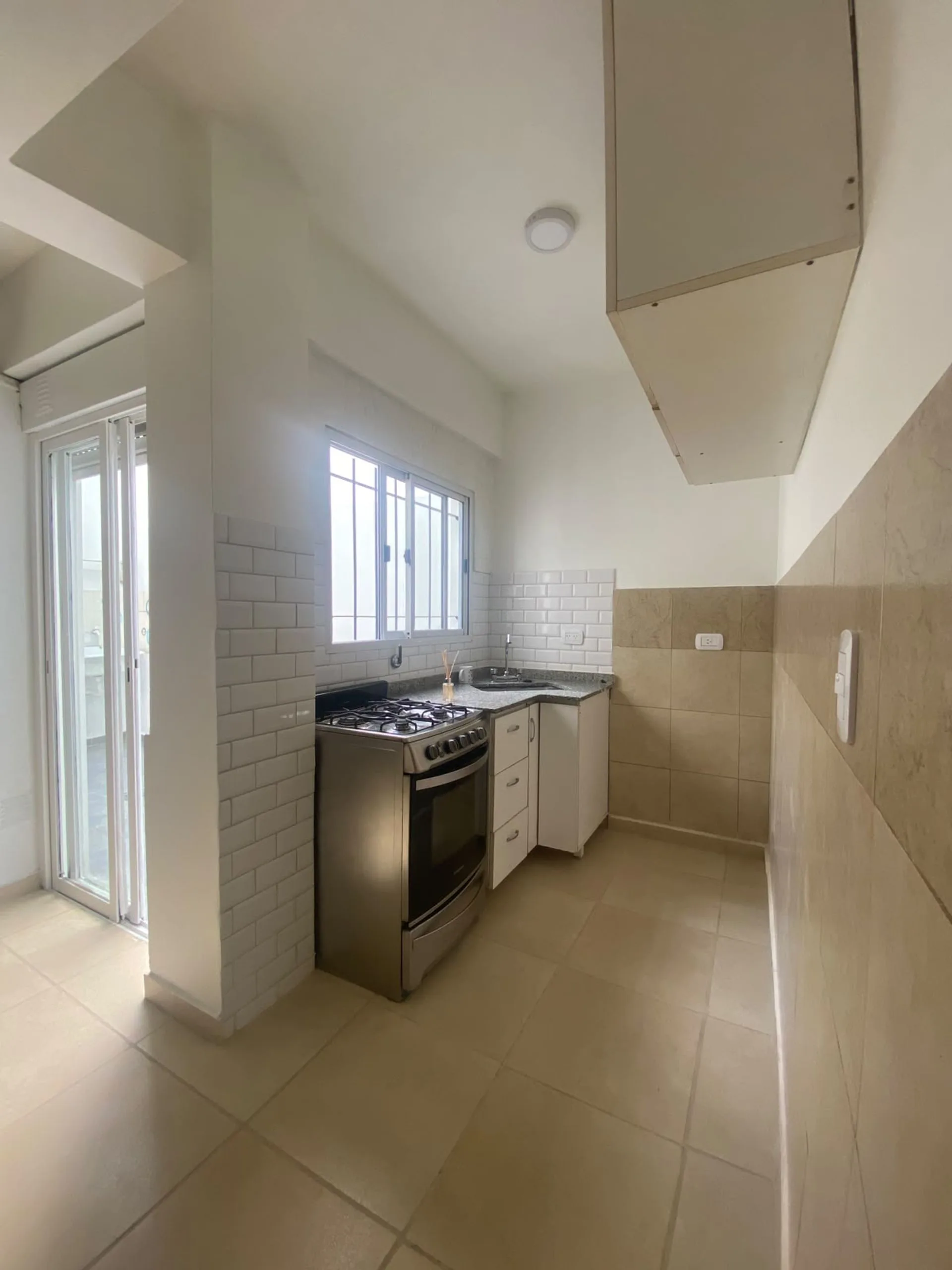 ALQUILER PH 2 AMBIENTES LINIERS CON PATIO foto 3
