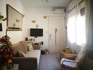 Hermoso y cómodo departamento de tres ambientes con cochera en venta en San Isidro. foto 2