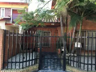 Hermoso chalet en dos plantas sobre lote propio. foto 1