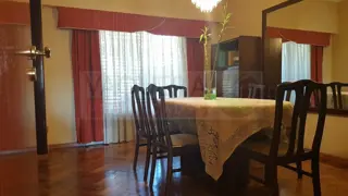 Hermoso chalet en dos plantas sobre lote propio. foto 3