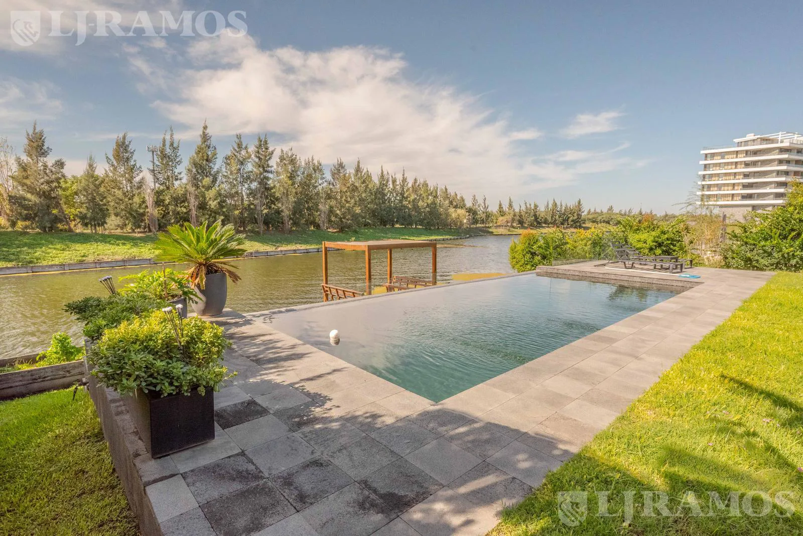 A laguna con 4 dormitorios en venta casa en Virazón - Nordelta. foto 3