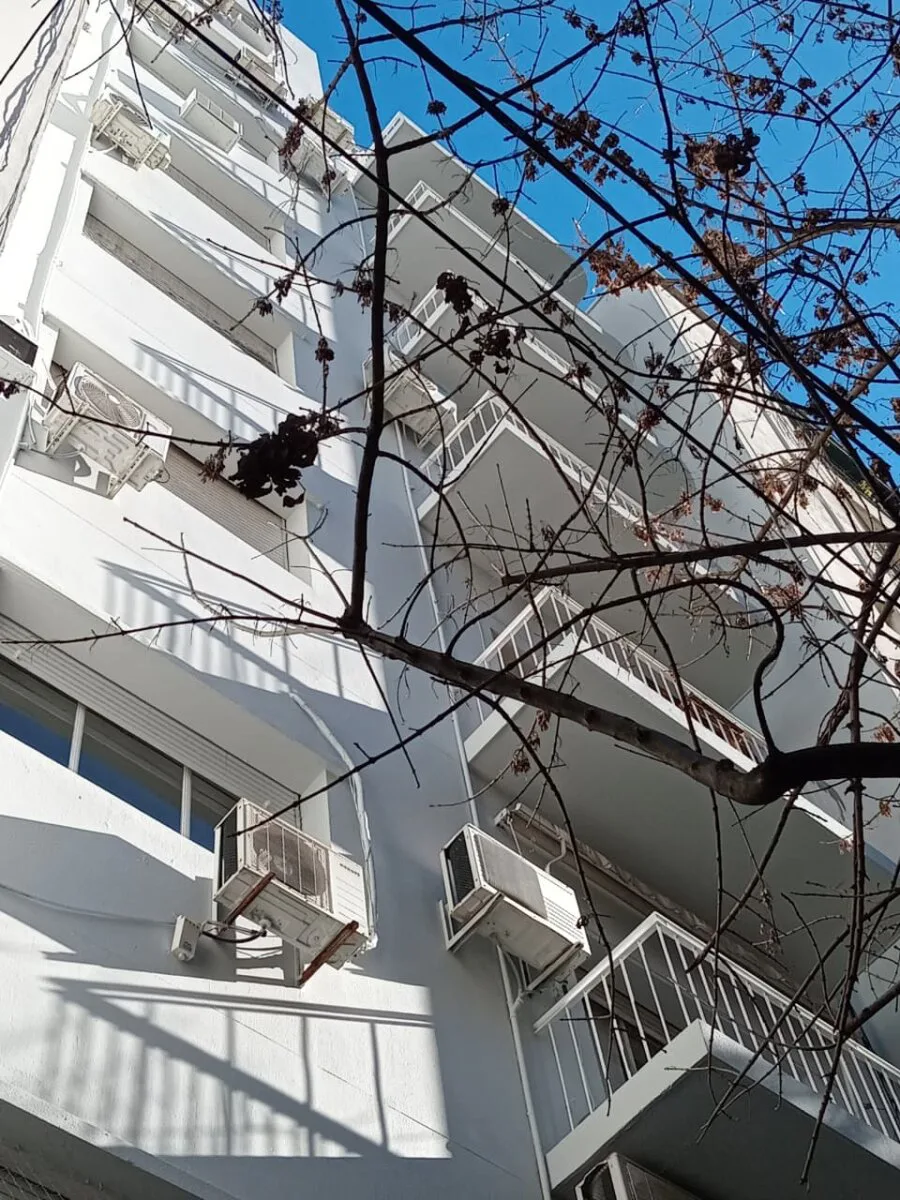 Recoleta, Juncal al 2100 entre Uriburu y Azcuénaga, 1 amb, $ 650.000 + expensas ($ 218.000) + servicios. foto 3