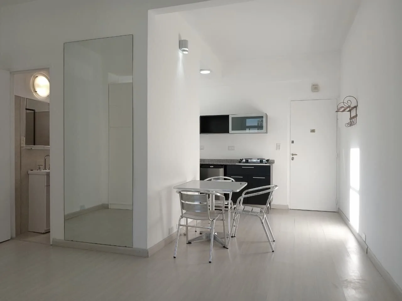 Recoleta, Juncal al 2100 entre Uriburu y Azcuénaga, 1 amb, $ 650.000 + expensas ($ 218.000) + servicios. foto 5