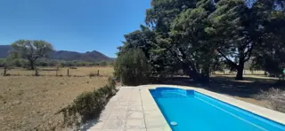 V83 - CASA 3 DORMITORIOS CON GRAN PARQUE Y PISCINA. foto 1