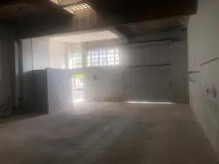 Venta casa con depósito y local. Lote de 31 de frente x 18 foto 2