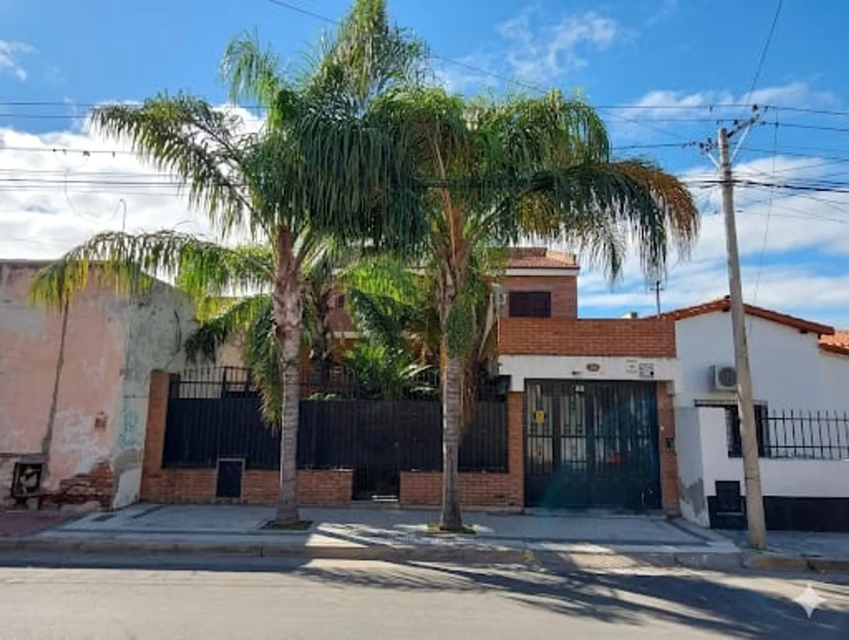 SE VENDE EN CATAMARCA CASA CÉNTRICA DE 2 PLANTAS foto 2