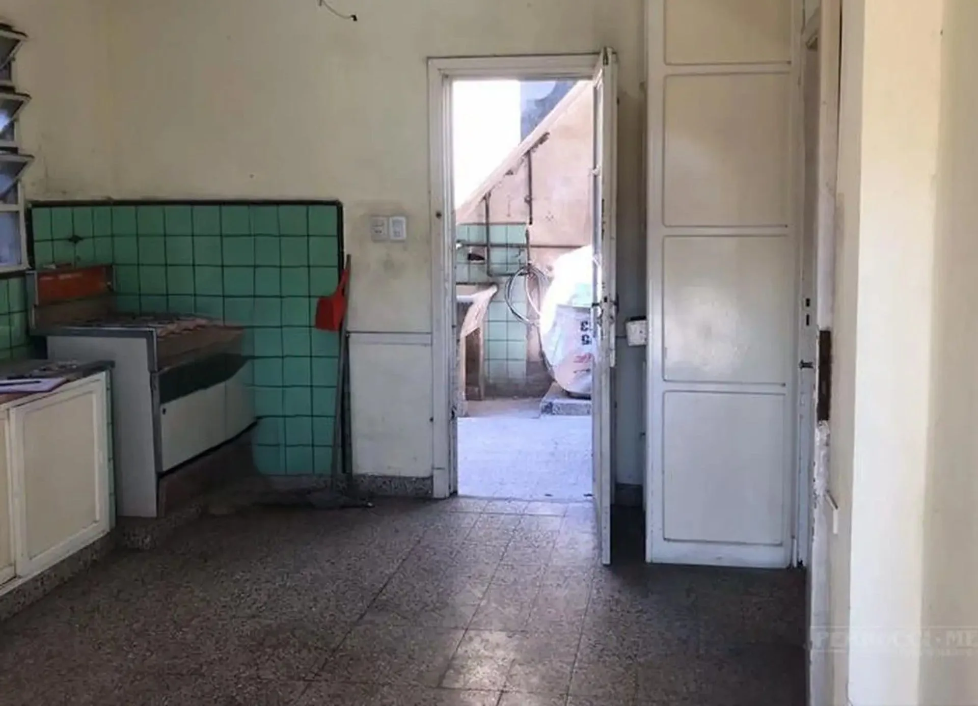 Casa 3 Amb + Depósito/Galpón a Refaccionar. foto 4