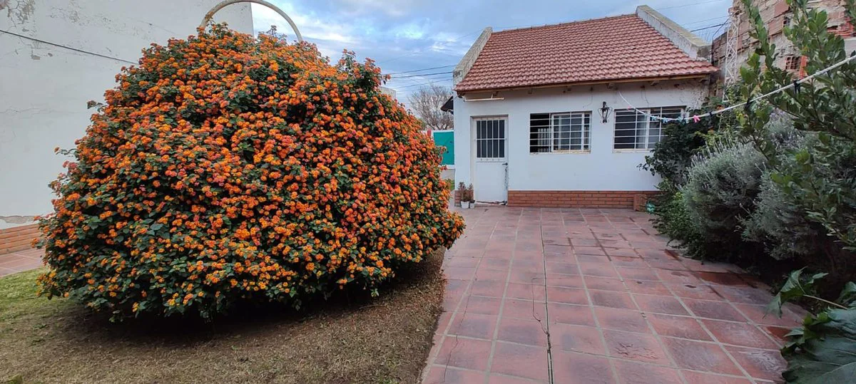 CASA EN VENTA -  3 dorm - Garage - Patio - Quincho foto 2