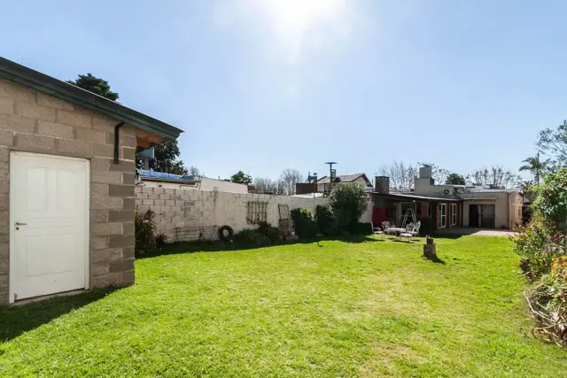 VENTA CASA 3 AMB QUINCHO FONDO BANFIELD OESTE