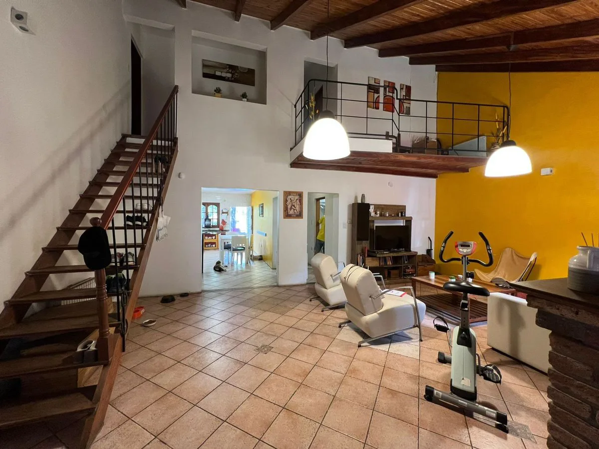 VENTA CASA 4 DORMITORIOS GRAN JARDIN EN FISHERTON foto 2