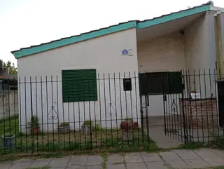 GRAN CASA CON 4 DORMITORIOS Y 2 BAÑOS EN BARRIO 9 DE JULIO foto 1
