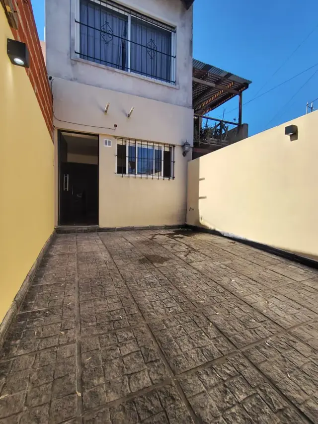 PH 3 ambientes con patio y cochera en alquiler en Morón sur