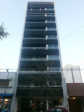 Departamento de 2 dormitorios, de categoría, amplio y luminoso, de  85 m2 con cochera semicubierta foto 1