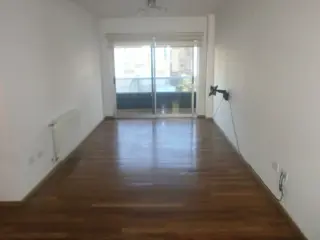 Departamento de 2 dormitorios, de categoría, amplio y luminoso, de  85 m2 con cochera semicubierta foto 2