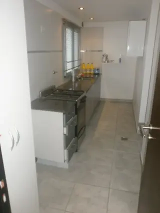 Departamento de 2 dormitorios, de categoría, amplio y luminoso, de  85 m2 con cochera semicubierta foto 4