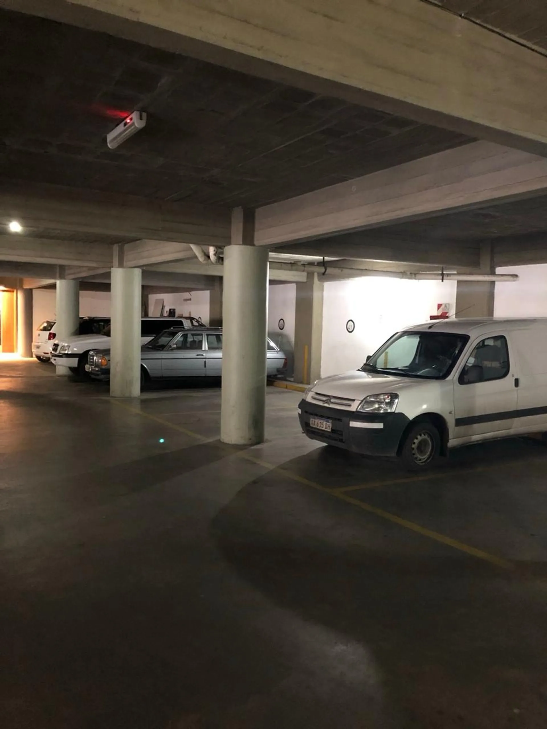 COCHERA EN VENTA CENTRO SANTA FE con baulera foto 2