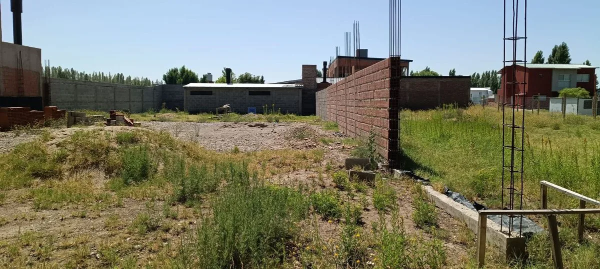 Lote 600 m2 con mejoras, Los Castaños, Plottier foto 2