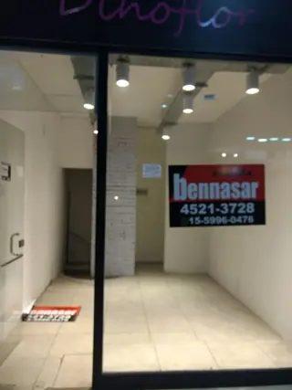 SE ALQUILAN LOCALES EN GALERIA A MTROS DE AV. CABILDO foto 2