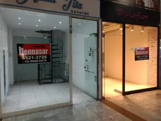 SE ALQUILAN LOCALES EN GALERIA A MTROS DE AV. CABILDO foto 4