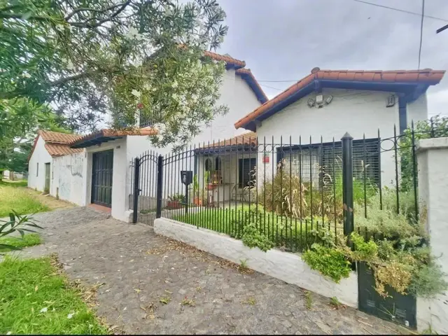 VENTA CASA 3 DORMITORIOS - GARAGE - PISCINA - APTA CRÉDITO - BANFIELD