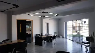 LOCAL COMERCIAL CON PLAYA DE EXPOSICIÓN SOBRE AV. BLAS PARERA foto 2