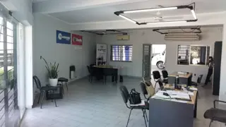 LOCAL COMERCIAL CON PLAYA DE EXPOSICIÓN SOBRE AV. BLAS PARERA foto 3