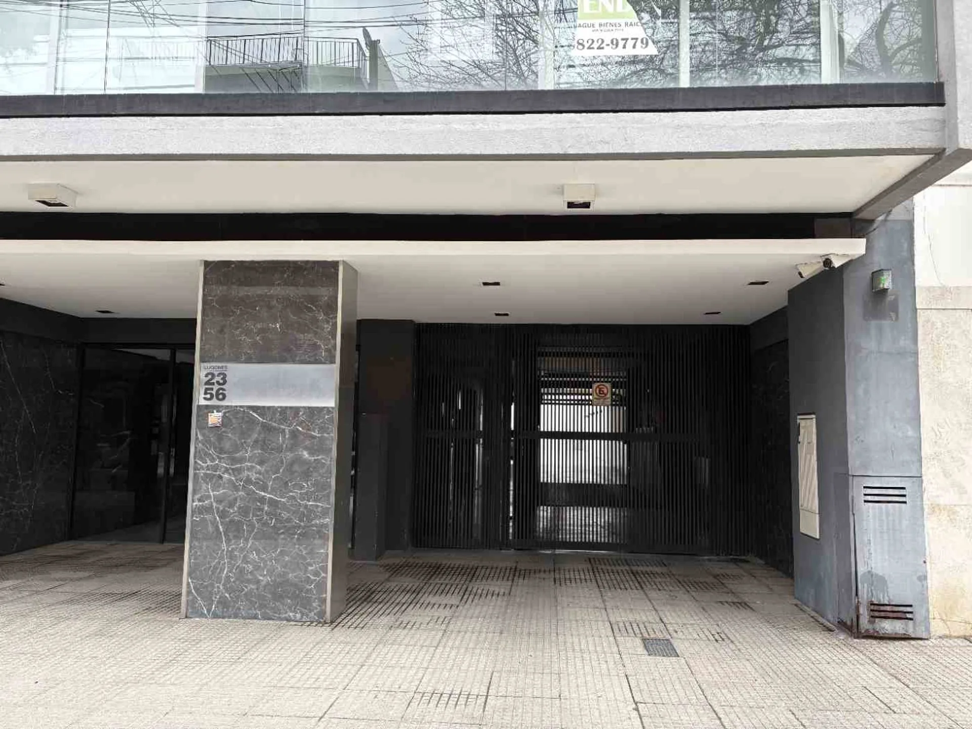VENTA COCHERA FIJA DESCUBIERTA EN PB - V. URQUIZA foto 2