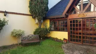 CASA DE 5/6 AMBIENTES CON QUINCHO Y JARDIN , 430 M2 foto 1