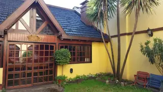 CASA DE 5/6 AMBIENTES CON QUINCHO Y JARDIN , 430 M2 foto 2